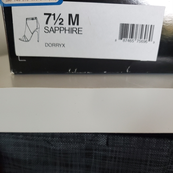 Bcbg size 7.5 Sapphire heels - Picture 2 of 7